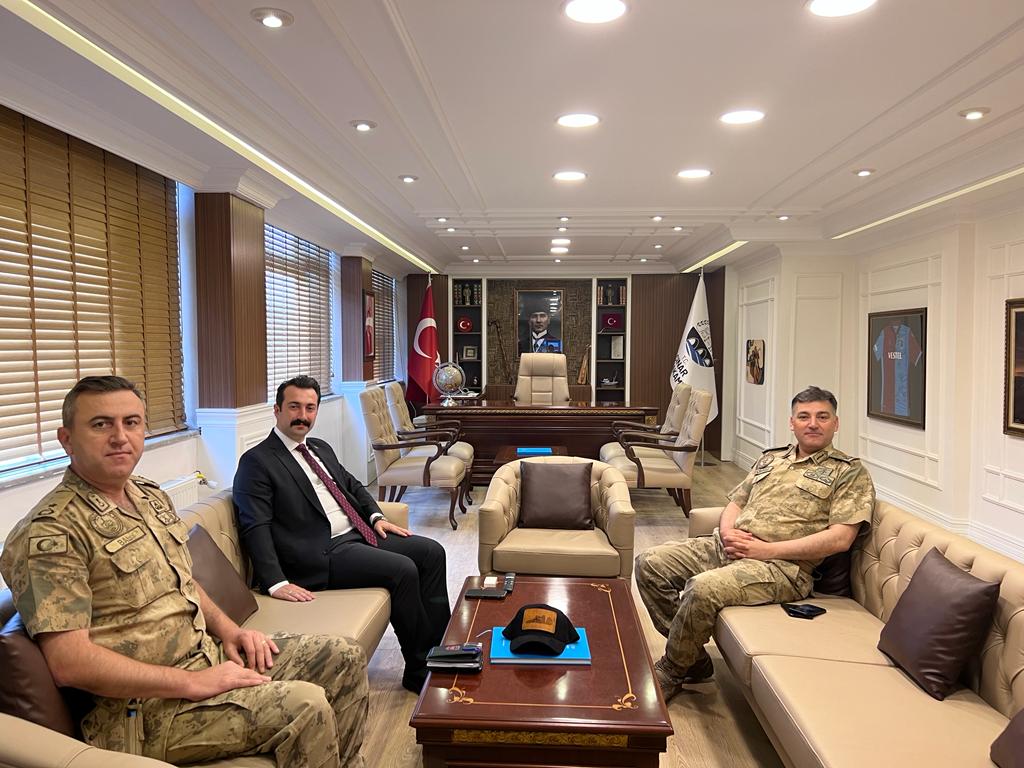 Kaymakamımız Sayın Muhammed Fatih Günlü Diyarbakır İl Jandarma Komutanı Tuğgeneral Gökhan Çiloğlu’nu Makamında Ağırladı.