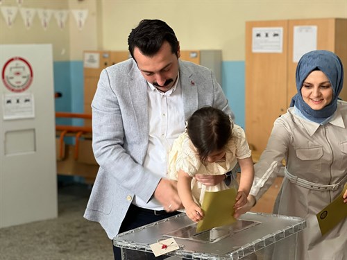 Kaymakamımız Sayın Muhammed Fatih Günlü Eşi Fatıma Nur Ferda Günlü Hanımefendi ile Oy Kullandı
