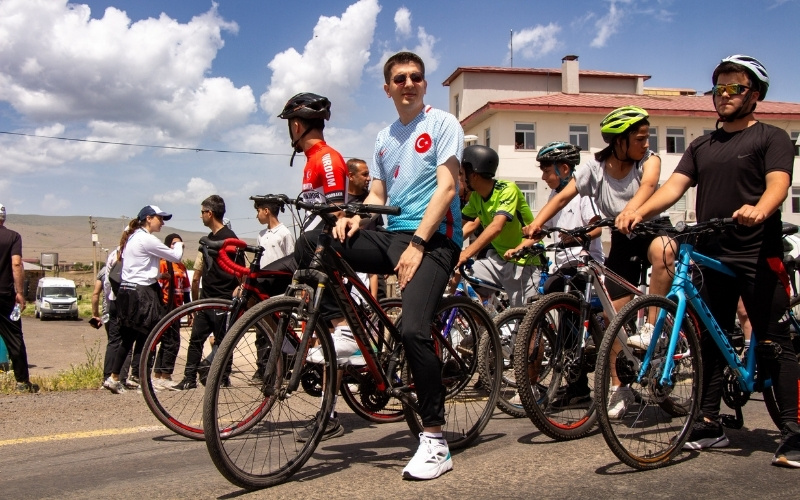 Kaymakamımız Karacadağ Lav Yolu Bisiklet Turunda Sporcularla Birlikte Pedal Çevirdi